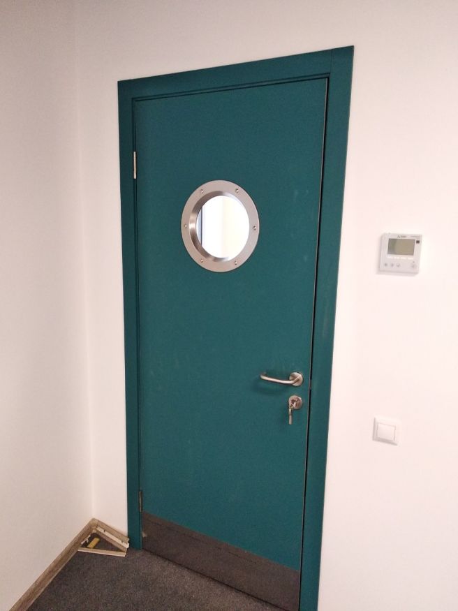 Дверь распашная со стеклом для инвалидов Hand 3