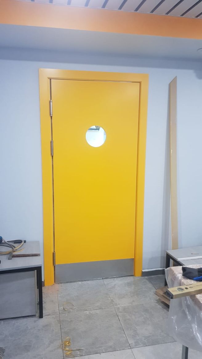 Дверь крашеная маятниковая со стеклом Color 6