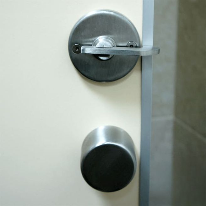 Задвижка стальная с индикатором занятости для сантехкабины